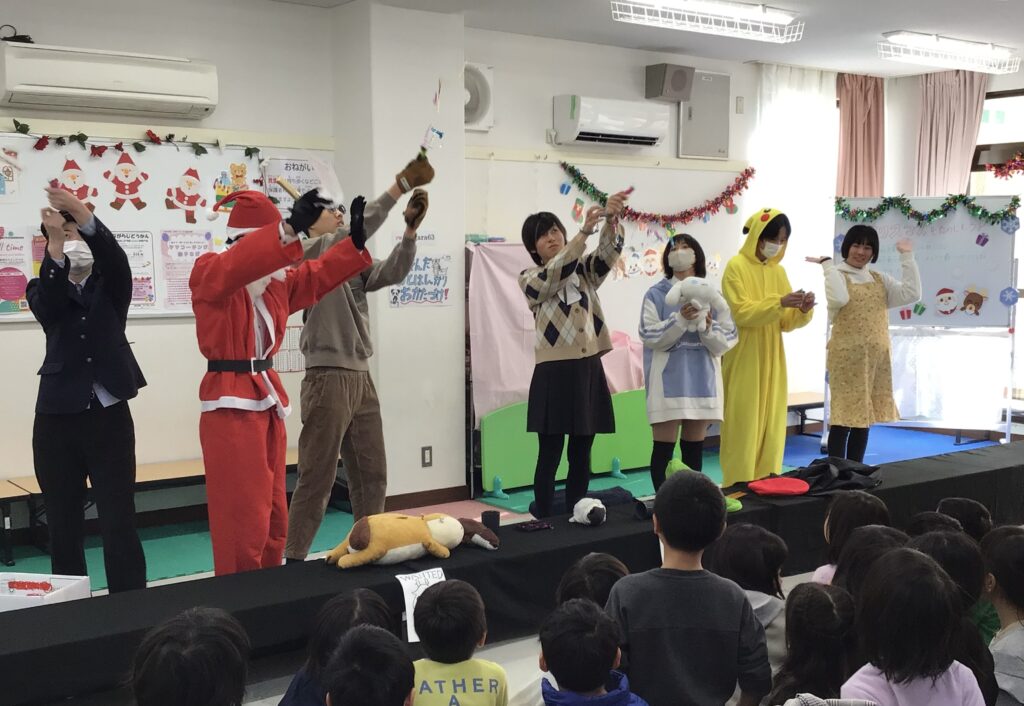 演劇部とインターアクト部が神戸市立長楽児童館での『クリスマスお楽しみ会』の催しに参加しました！