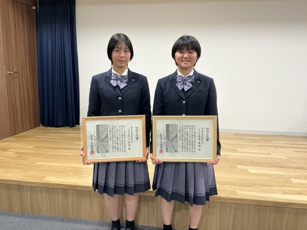 女子ソフトボール部より5名　マロニエ賞受賞